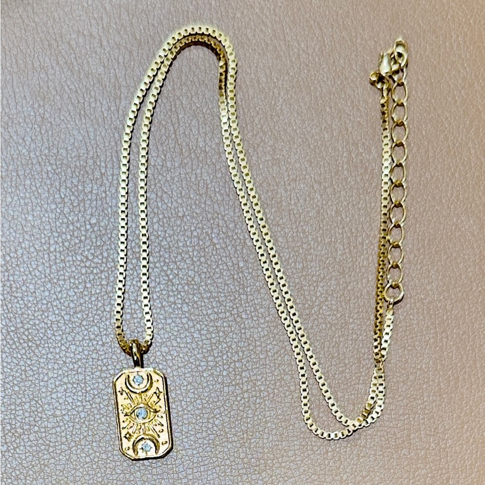 Elegant Gold Pendant Necklace
